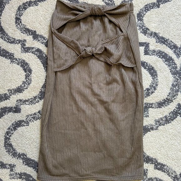 FREE w/ PURCHASE NWT Pretty Little Thing Midi Skirt with Twist Knot Details - Picture 1 of 4